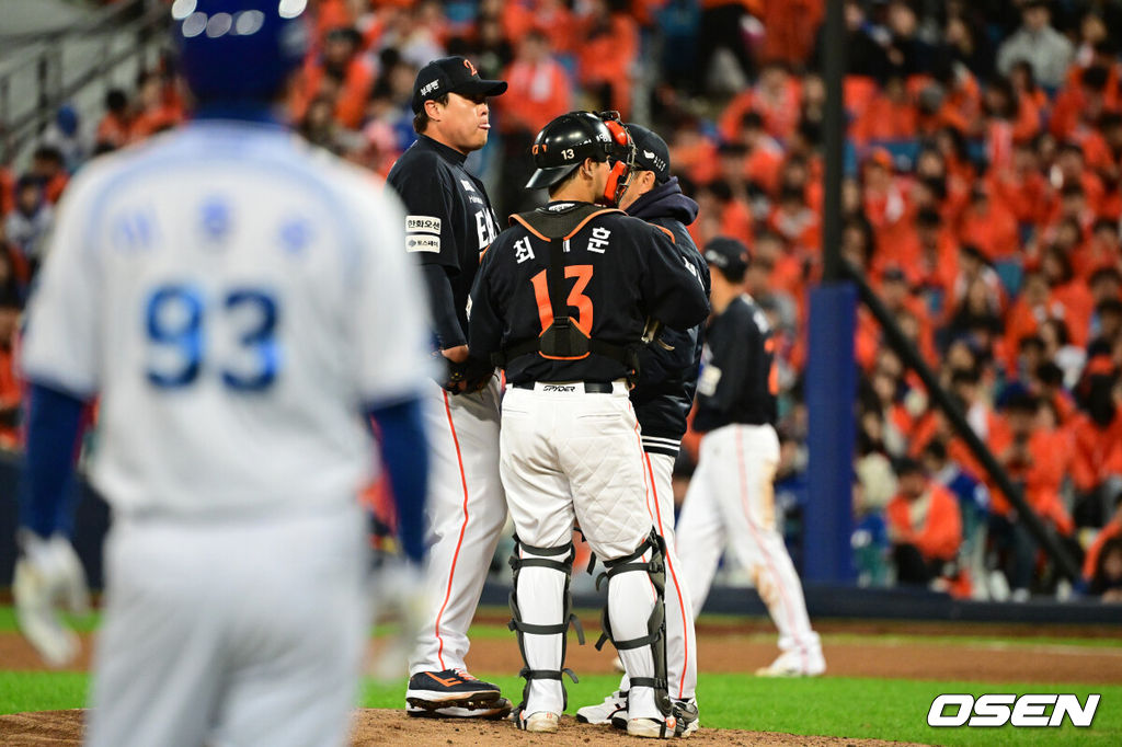 21일 대구 삼성라이온즈파크에서 2025 신한 SOL Bank KBO리그 포스트시즌 플레이오프 3차전 삼성 라이온즈와 한화 이글스의 경기가 열렸다.홈팀 삼성은 후라도, 방문팀 한화는 류현진을 선발로 내세웠다.한화 류현진이 4회말 1사 1,2루를 허용하자 양상문 코치가 올라 대화를 나누고 있다. 2025.10.21 /cej@osen.co.kr