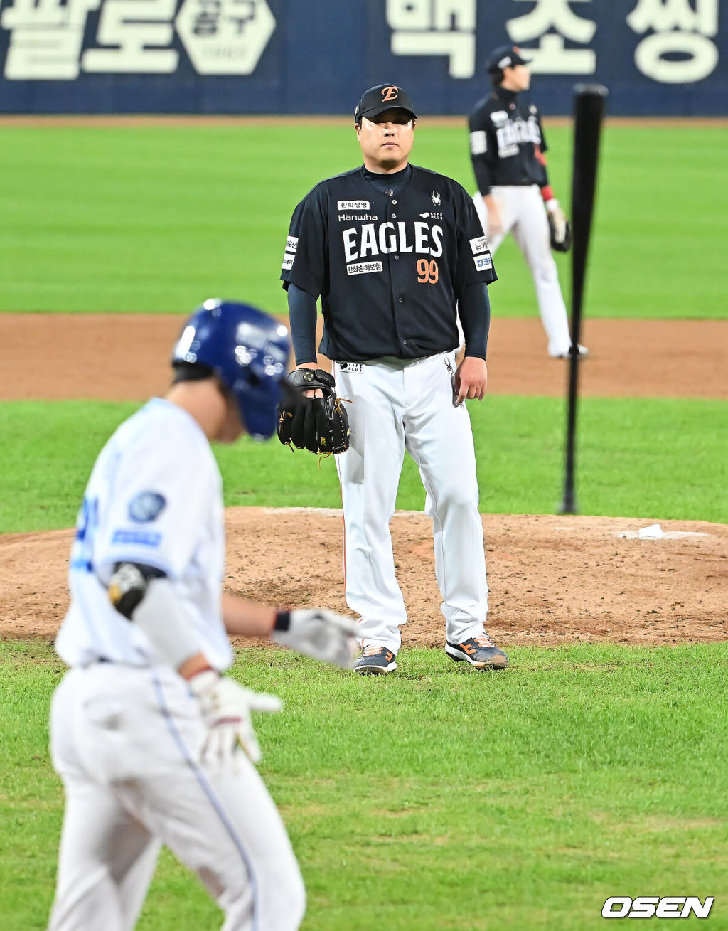 21일 대구 삼성라이온즈파크에서 2025 신한 SOL뱅크 KBO 플레이오프 삼성 라이온즈와 한화 이글스의 3차전 경기가 열렸다. 홈팀 삼성은 후라도가, 방문팀 한화는 류현진이 선발 투수로 출전했다.한화 이글스 류현진이 4회말 1사 1,2루 삼성 라이온즈 김영웅에게 우월 역전 3점 홈런을 맞고 아쉬워하고 있다. 2025.10.21 / foto0307@osen.co.kr