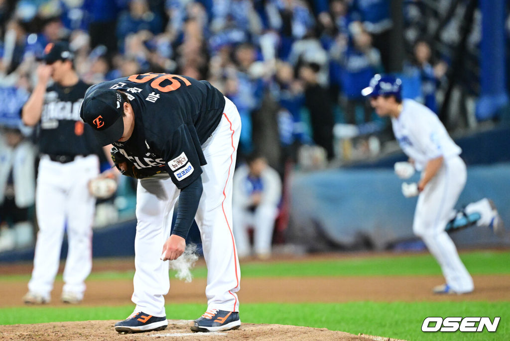 21일 대구 삼성라이온즈파크에서 ‘2025 신한 SOL Bank KBO리그’ 포스트시즌 플레이오프 3차전 삼성 라이온즈와 한화 이글스의 경기가 열렸다.홈팀 삼성은 아리엘 후라도, 방문팀 한화는 류현진을 선발로 내세웠다.4회말 1사 1, 2루 상황 삼성 김영웅에게 우월 스리런포를 내준 한화 선발 류현진이 로진을 쥐고 있다. 2025.10.21 / dreamer@osen.co.kr