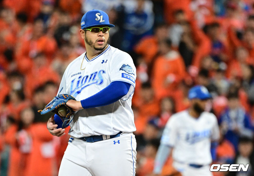 21일 대구 삼성라이온즈파크에서 2025 신한 SOL Bank KBO리그 포스트시즌 플레이오프 3차전 삼성 라이온즈와 한화 이글스의 경기가 열렸다.홈팀 삼성은 후라도, 방문팀 한화는 류현진을 선발로 내세웠다.4회초 2사 2루 한화 하주석에게 선제 1타점 2루타를 허용한 삼성 후라도가 아쉬워하고 있다. 2025.10.21 /cej@osen.co.kr