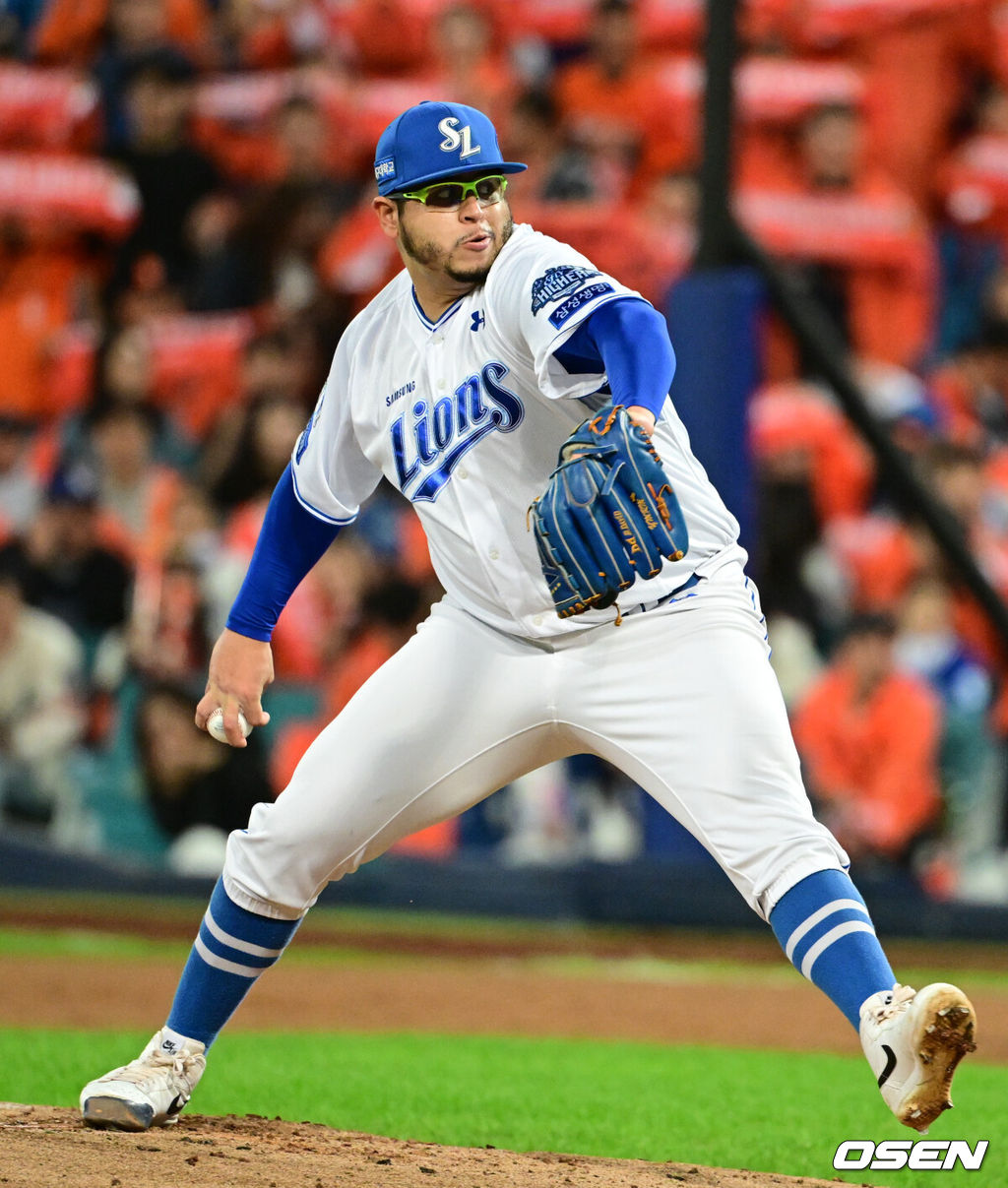 21일 대구 삼성라이온즈파크에서 2025 신한 SOL Bank KBO리그 포스트시즌 플레이오프 3차전 삼성 라이온즈와 한화 이글스의 경기가 열렸다.홈팀 삼성은 후라도, 방문팀 한화는 류현진을 선발로 내세웠다.1회초 삼성 후라도가 역투하고 있다. 2025.10.21 /cej@osen.co.kr