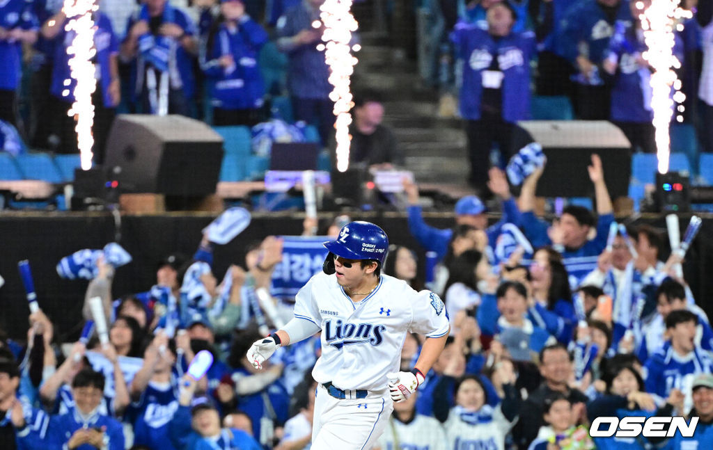 21일 대구 삼성라이온즈파크에서 ‘2025 신한 SOL Bank KBO리그’ 포스트시즌 플레이오프 3차전 삼성 라이온즈와 한화 이글스의 경기가 열렸다.홈팀 삼성은 아리엘 후라도, 방문팀 한화는 류현진을 선발로 내세웠다.4회말 1사 1, 2루 상황 삼성 김영웅이 역전 우월 스리런포를 날리고 그라운드를 돌며 기뻐하고 있다. 2025.10.21 / dreamer@osen.co.kr