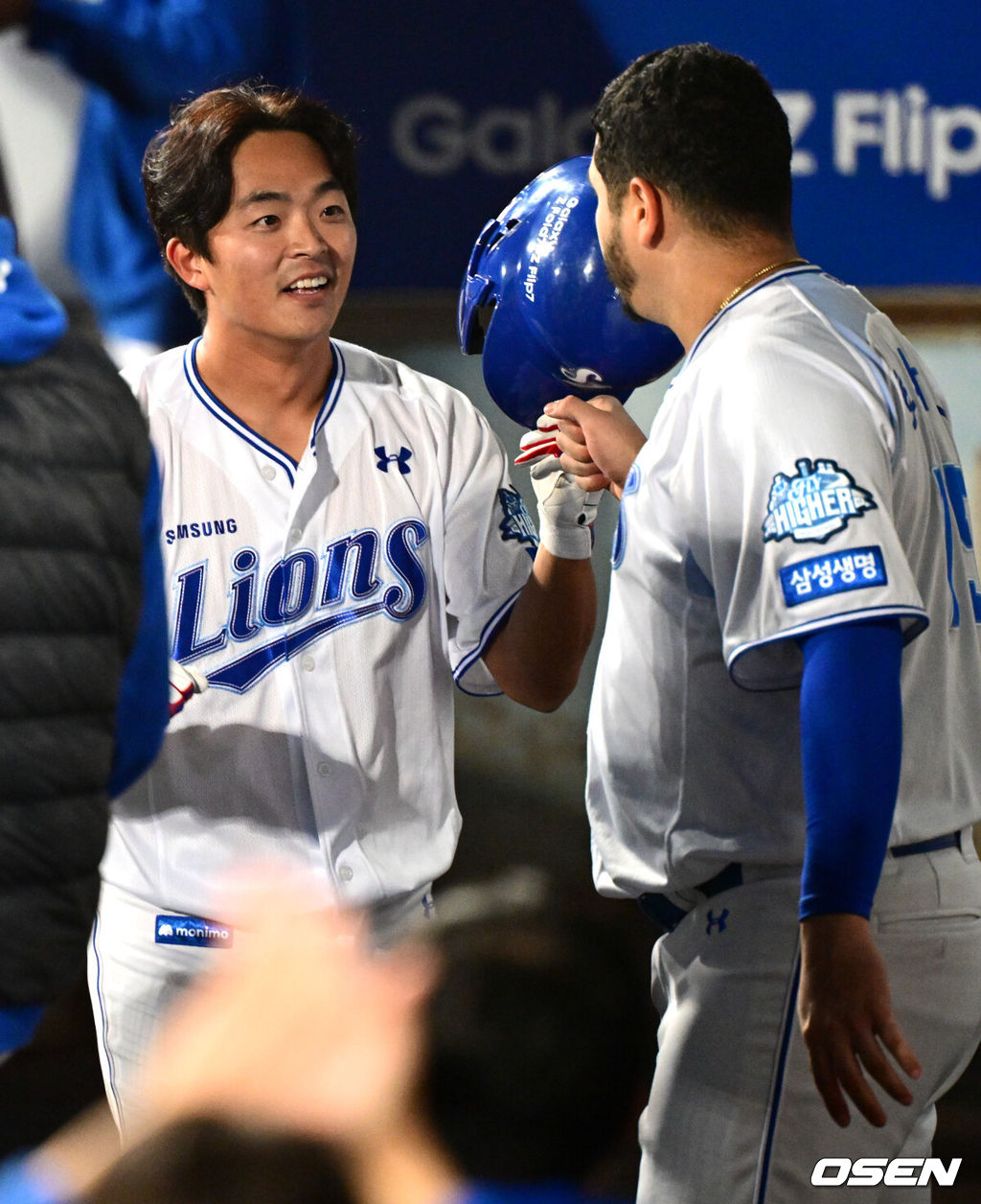 21일 대구 삼성라이온즈파크에서 2025 신한 SOL Bank KBO리그 포스트시즌 플레이오프 3차전 삼성 라이온즈와 한화 이글스의 경기가 열렸다.홈팀 삼성은 후라도, 방문팀 한화는 류현진을 선발로 내세웠다.4회말 2사 삼성 김태훈이 1점 홈런을 날린뒤 후라도의 축하를 받고 있다. 2025.10.21 /cej@osen.co.kr