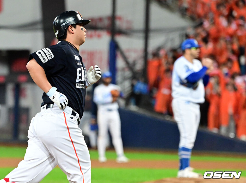 21일 대구 삼성라이온즈파크에서 2025 신한 SOL Bank KBO리그 포스트시즌 플레이오프 3차전 삼성 라이온즈와 한화 이글스의 경기가 열렸다.홈팀 삼성은 후라도, 방문팀 한화는 류현진을 선발로 내세웠다.5회초 2사 2루 한화 노시환이 재역전 투런 홈런을 날린 뒤 베이스를 돌고 있다.  2025.10.21 /cej@osen.co.kr