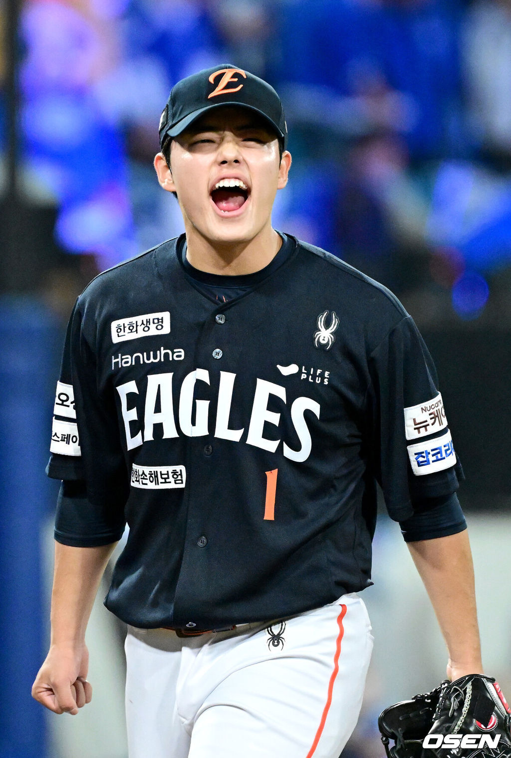 21일 대구 삼성라이온즈파크에서 ‘2025 신한 SOL Bank KBO리그’ 포스트시즌 플레이오프 3차전 삼성 라이온즈와 한화 이글스의 경기가 열렸다.홈팀 삼성은 아리엘 후라도, 방문팀 한화는 류현진을 선발로 내세웠다.7회말 2사 2, 3루 상황 삼성 디아즈를 외야 뜬공으로 이끌며 실점없이 이닝을 막아낸 한화 투수 문동주가 포효하고 있다. 2025.10.21 / dreamer@osen.co.kr