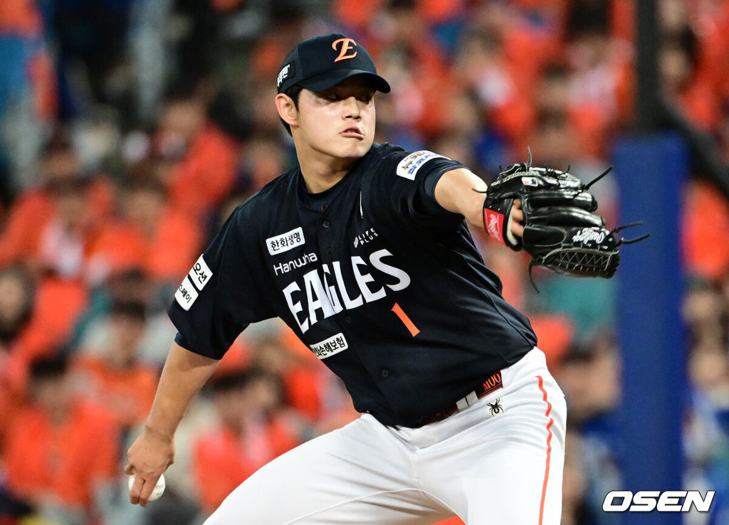 21일 대구 삼성라이온즈파크에서 2025 신한 SOL Bank KBO리그 포스트시즌 플레이오프 3차전 삼성 라이온즈와 한화 이글스의 경기가 열렸다.홈팀 삼성은 후라도, 방문팀 한화는 류현진을 선발로 내세웠다.6회말 무사 1루 한화 문동주가 역투하고 있다. 2025.10.21 /cej@osen.co.kr