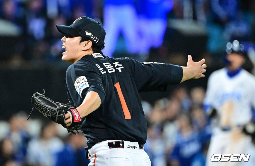 21일 대구 삼성라이온즈파크에서 ‘2025 신한 SOL Bank KBO리그’ 포스트시즌 플레이오프 3차전 삼성 라이온즈와 한화 이글스의 경기가 열렸다.홈팀 삼성은 아리엘 후라도, 방문팀 한화는 류현진을 선발로 내세웠다.7회말 2사 2, 3루 상황 삼성 디아즈를 외야 뜬공으로 이끌며 실점없이 이닝을 막아낸 한화 투수 문동주가 기뻐하고 있다. 2025.10.21 / dreamer@osen.co.kr