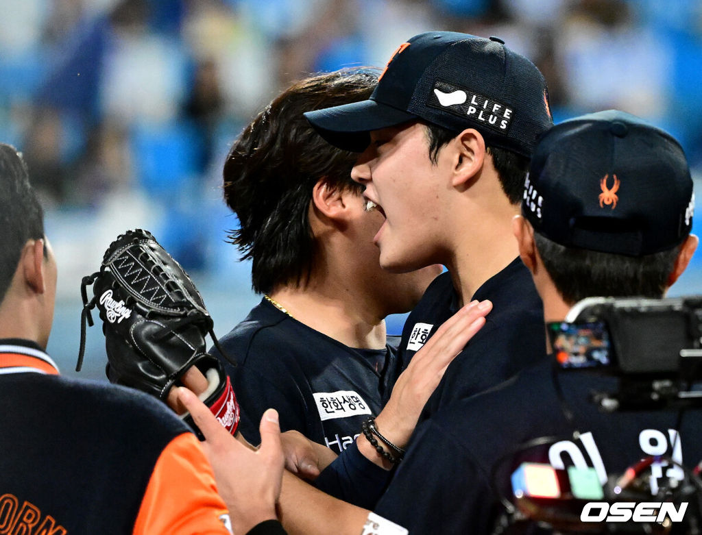 21일 대구 삼성라이온즈파크에서 ‘2025 신한 SOL Bank KBO리그’ 포스트시즌 플레이오프 3차전 삼성 라이온즈와 한화 이글스의 경기가 열렸다.홈팀 삼성은 아리엘 후라도, 방문팀 한화는 류현진을 선발로 내세웠다.6회말 삼성 공격을 무실점으로 막아낸 한화 투수 문동주가 더그아웃으로 향하며 동료들과 인사를 나누고 있다. 2025.10.21 / dreamer@osen.co.kr