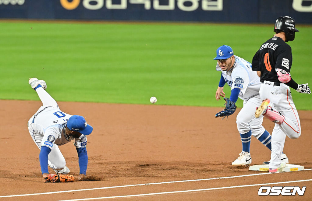 21일 대구 삼성라이온즈파크에서 2025 신한 SOL뱅크 KBO 플레이오프 삼성 라이온즈와 한화 이글스의 3차전 경기가 열렸다. 홈팀 삼성은 후라도가, 방문팀 한화는 류현진이 선발 투수로 출전했다.삼성 라이온즈 디아즈가 1회초 1사 한화 이글스 리베라토의 1루 땅볼을 놓치고 있다. 2025.10.21 / foto0307@osen.co.kr