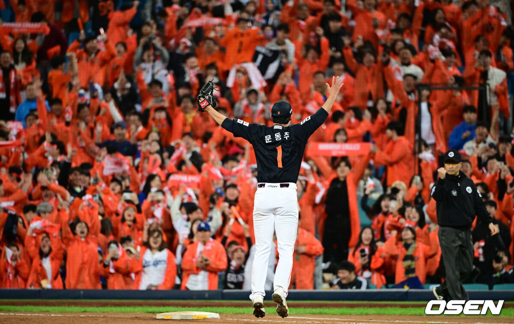 프로야구 한화 이글스 투수 문동주(22)가 구원으로 나와 또 한화를 구했다. 6회부터 9회까지 4이닝을 삭제하며 슈퍼 세이브로 삼성 강타선을 잠재웠다.문동주는 21일 대구삼성라이온즈파크에서 열린 2025 신한 SOL Bank KBO리그 포스트시즌 플레이오프(PO·5전3선승제) 3차전에 6회 구원 등판, 4이닝 2피안타 1볼넷 6탈삼진 무실점으로 막고 한화의 5-4 승리에 기여했다. 승리 투수가 됐다. 한화는 시리즈 전적 2승1패 리드. 한화 문동주가 승리를 기뻐하고 있다. 2025.10.21 /cej@osen.co.kr