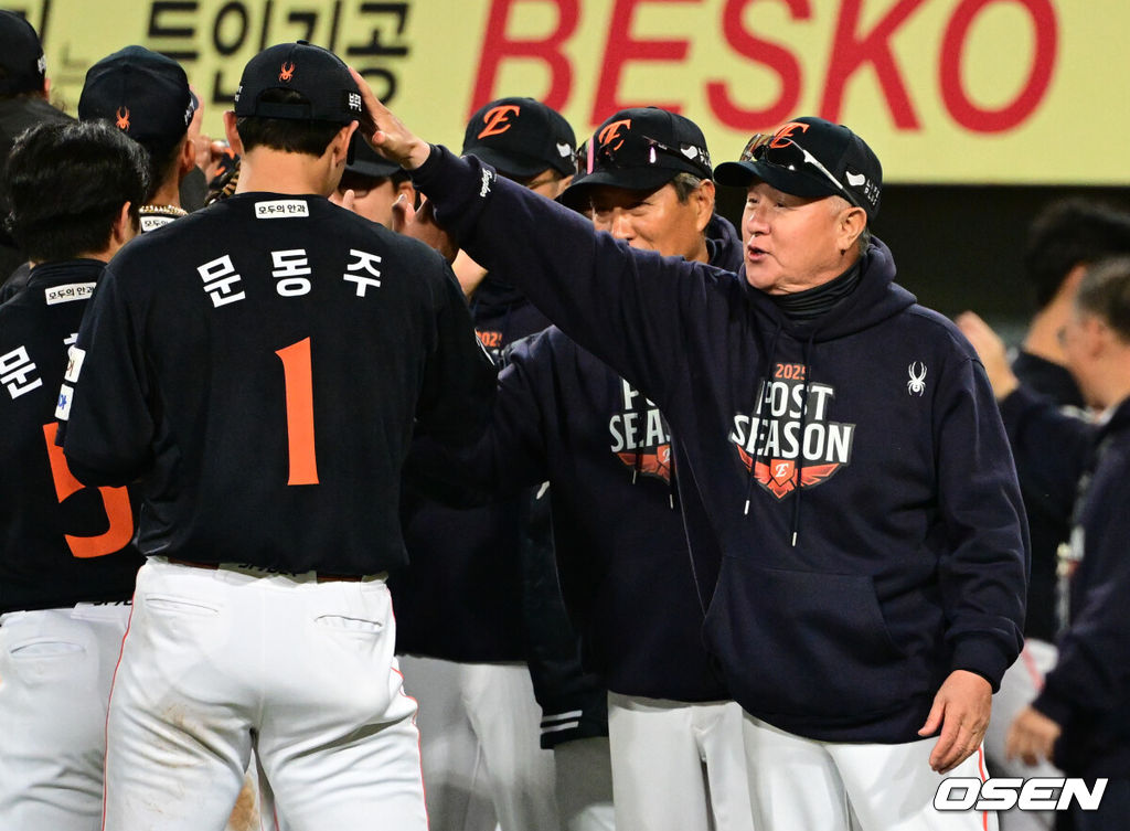 프로야구 한화 이글스 투수 문동주(22)가 구원으로 나와 또 한화를 구했다. 6회부터 9회까지 4이닝을 삭제하며 슈퍼 세이브로 삼성 강타선을 잠재웠다.문동주는 21일 대구삼성라이온즈파크에서 열린 2025 신한 SOL Bank KBO리그 포스트시즌 플레이오프(PO·5전3선승제) 3차전에 6회 구원 등판, 4이닝 2피안타 1볼넷 6탈삼진 무실점으로 막고 한화의 5-4 승리에 기여했다. 승리 투수가 됐다. 한화는 시리즈 전적 2승1패 리드. 한화 김경문 감독이 문동주와 승리를 기뻐하고 있다. 2025.10.21 /cej@osen.co.kr