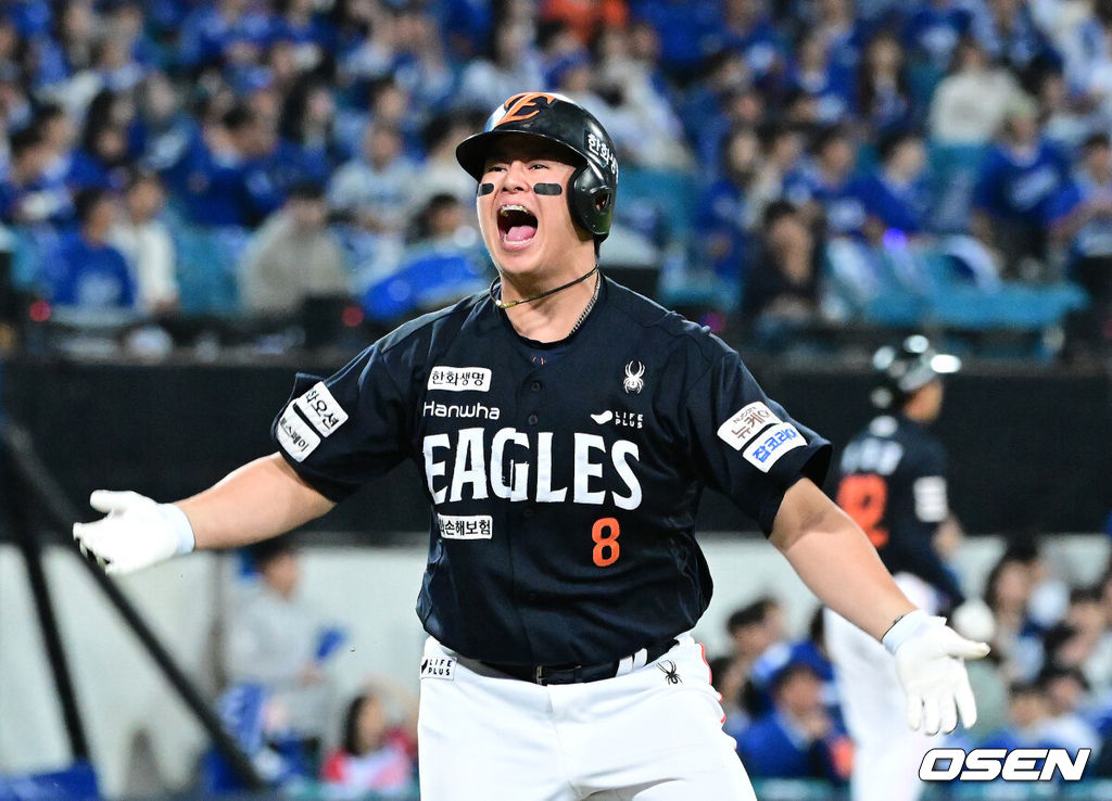 21일 대구 삼성라이온즈파크에서 ‘2025 신한 SOL Bank KBO리그’ 포스트시즌 플레이오프 3차전 삼성 라이온즈와 한화 이글스의 경기가 열렸다.홈팀 삼성은 아리엘 후라도, 방문팀 한화는 류현진을 선발로 내세웠다.5회초 2사 3루 상황 한화 노시환이 역전 좌월 투런포를 날리고 그라운드를 향해 포효하고 있다. 2025.10.21 / dreamer@osen.co.kr