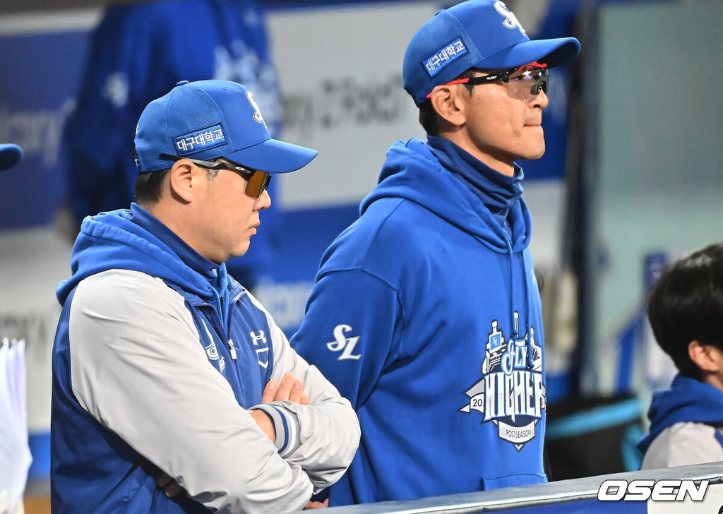 21일 대구 삼성라이온즈파크에서 2025 신한 SOL뱅크 KBO 플레이오프 삼성 라이온즈와 한화 이글스의 3차전 경기가 열렸다. 홈팀 삼성은 후라도가, 방문팀 한화는 류현진이 선발 투수로 출전했다.삼성 라이온즈 박진만 감독이 덤덤하게 경기를 지켜보고 있다. 2025.10.21 / foto0307@osen.co.kr