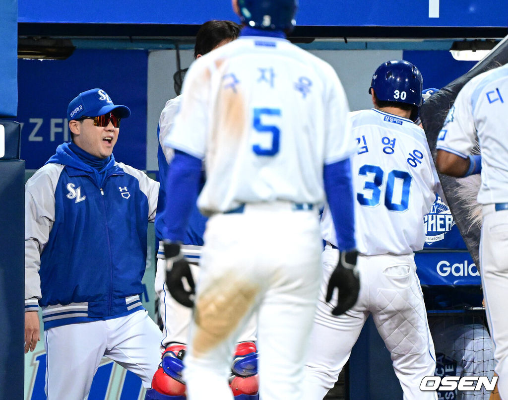 21일 대구 삼성라이온즈파크에서 ‘2025 신한 SOL Bank KBO리그’ 포스트시즌 플레이오프 3차전 삼성 라이온즈와 한화 이글스의 경기가 열렸다.홈팀 삼성은 아리엘 후라도, 방문팀 한화는 류현진을 선발로 내세웠다.4회말 1사 1, 2루 상황 삼성 김영웅이 역전 우월 스리런포를 날리고 홈을 밟은 뒤 박진만 감독과 인사를 나누고 있다. 2025.10.21 / dreamer@osen.co.kr