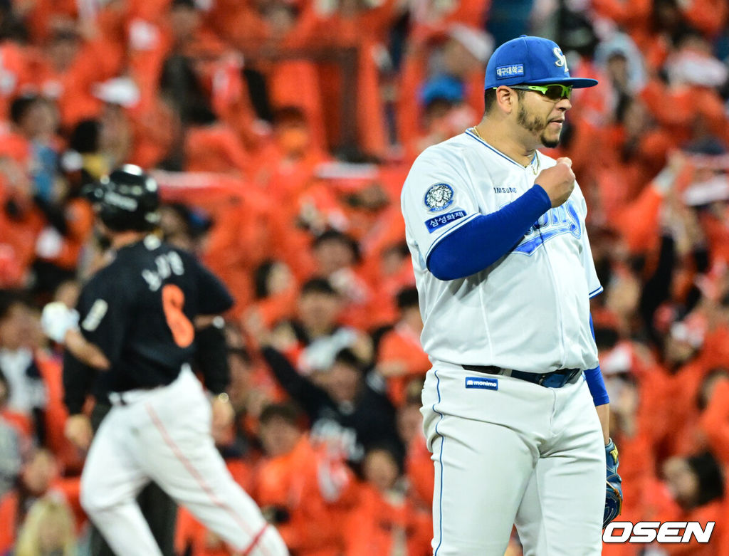 21일 대구 삼성라이온즈파크에서 2025 신한 SOL Bank KBO리그 포스트시즌 플레이오프 3차전 삼성 라이온즈와 한화 이글스의 경기가 열렸다.홈팀 삼성은 후라도, 방문팀 한화는 류현진을 선발로 내세웠다.5회초 2사 2루에서 삼성 후라도가 한화 노시환에게 재역전 투런 홈런을 허용한 뒤 아쉬워하고 있다.  2025.10.21 /cej@osen.co.kr