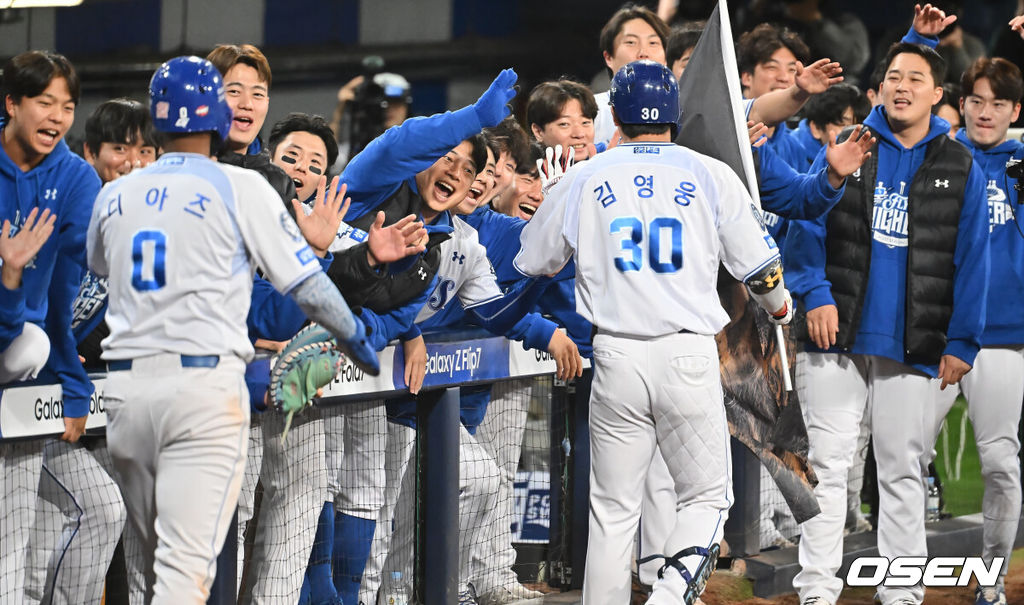 21일 대구 삼성라이온즈파크에서 2025 신한 SOL뱅크 KBO 플레이오프 삼성 라이온즈와 한화 이글스의 3차전 경기가 열렸다. 홈팀 삼성은 후라도가, 방문팀 한화는 류현진이 선발 투수로 출전했다.삼성 라이온즈 김영웅이 4회말 1사 1,2루 우월 역전 3점 홈런을 치고 동료들의 축하를 받고 있다. 2025.10.21 / foto0307@osen.co.kr