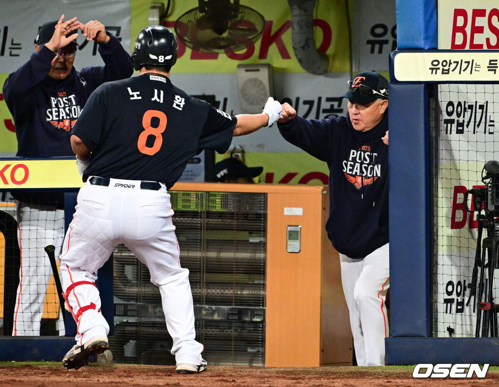 21일 대구 삼성라이온즈파크에서 2025 신한 SOL Bank KBO리그 포스트시즌 플레이오프 3차전 삼성 라이온즈와 한화 이글스의 경기가 열렸다.홈팀 삼성은 후라도, 방문팀 한화는 류현진을 선발로 내세웠다.5회초 2사 2루 한화 노시환이 재역전 투런 홈런을 날린 뒤 김경문 감독의 축하를 받고 있다. 2025.10.21 /cej@osen.co.kr