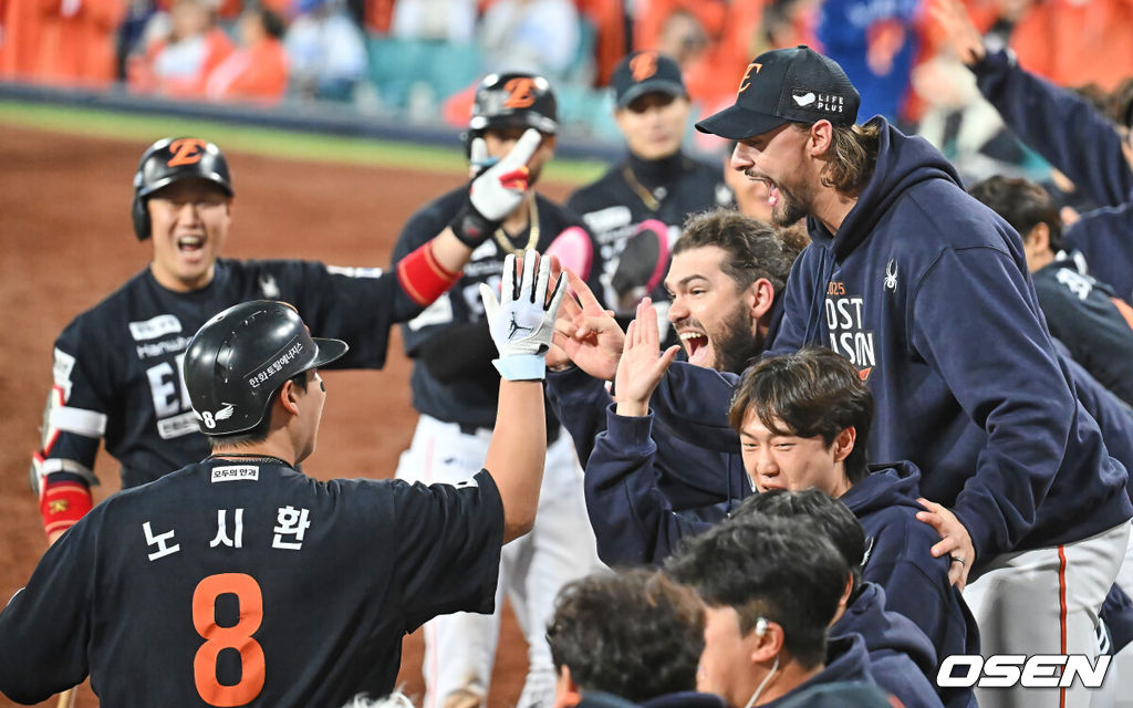 21일 대구 삼성라이온즈파크에서 2025 신한 SOL뱅크 KBO 플레이오프 삼성 라이온즈와 한화 이글스의 3차전 경기가 열렸다. 홈팀 삼성은 후라도가, 방문팀 한화는 류현진이 선발 투수로 출전했다.한화 이글스 노시환이 5회초 2사 3루 좌월 역전 2점 홈런을 치고 하이파이브를 하고 있다. 2025.10.21 / foto0307@osen.co.kr