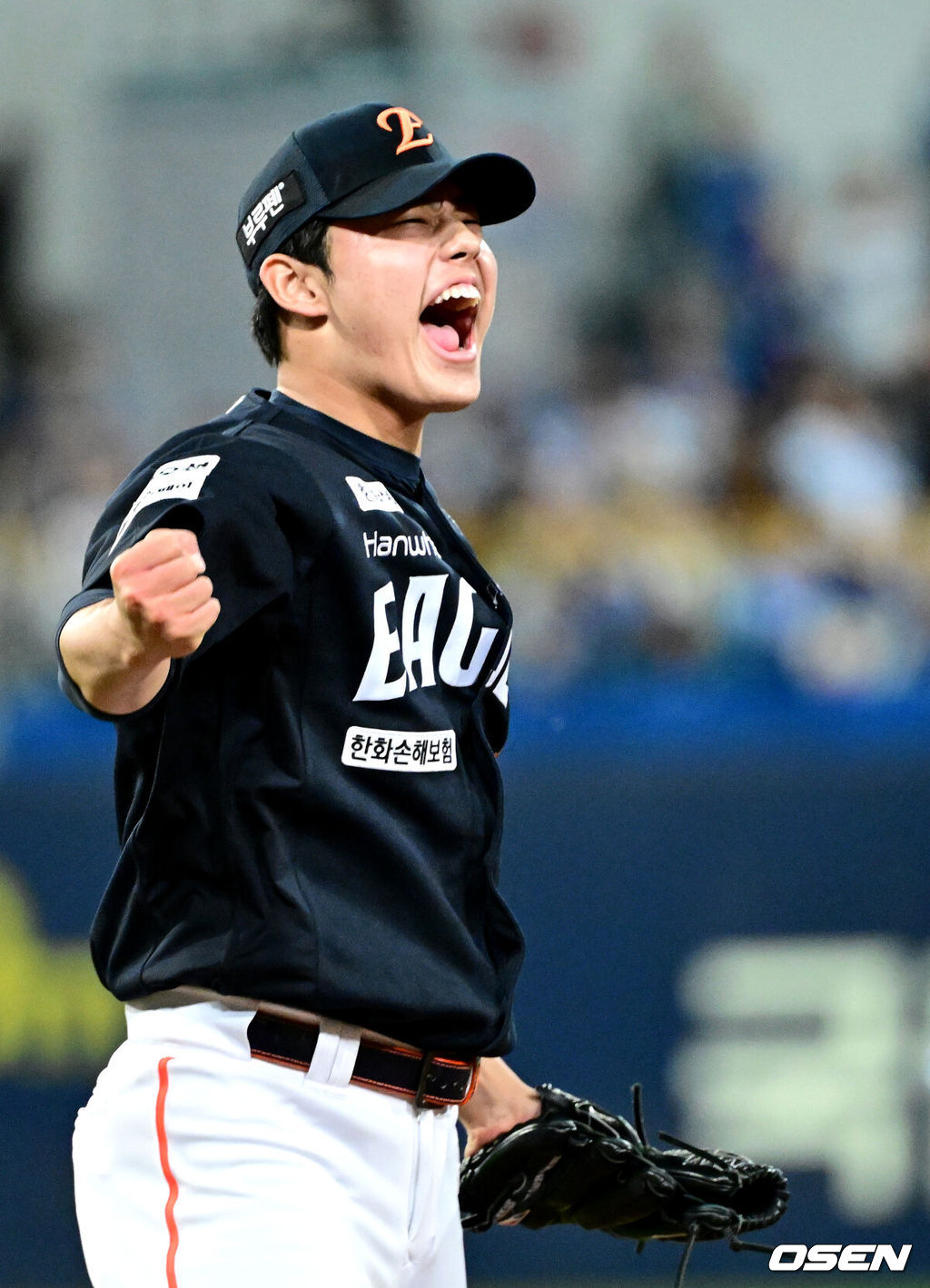 21일 대구 삼성라이온즈파크에서 ‘2025 신한 SOL Bank KBO리그’ 포스트시즌 플레이오프 3차전 삼성 라이온즈와 한화 이글스의 경기가 열렸다.이날 경기는 한화가 접전 끝에 5-4로 승리하며 한국시리즈 진출까지 1승을 남겼다. 경기를 마치고 승리한 한화 문동주가 포효하고 있다. 2025.10.21 / dreamer@osen.co.kr