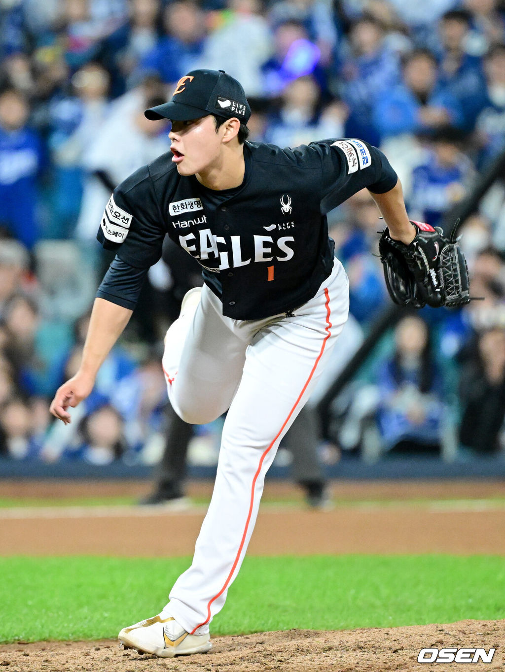 21일 대구 삼성라이온즈파크에서 ‘2025 신한 SOL Bank KBO리그’ 포스트시즌 플레이오프 3차전 삼성 라이온즈와 한화 이글스의 경기가 열렸다.홈팀 삼성은 아리엘 후라도, 방문팀 한화는 류현진을 선발로 내세웠다.6회말 무사 1루 상황 마운드에 오른 한화 투수 문동주가 힘차게 공을 뿌리고 있다. 2025.10.21 / dreamer@osen.co.kr