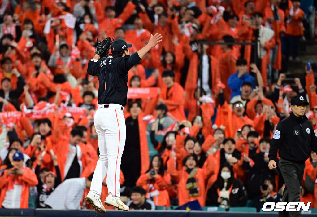 프로야구 한화 이글스 투수 문동주(22)가 구원으로 나와 또 한화를 구했다. 6회부터 9회까지 4이닝을 삭제하며 슈퍼 세이브로 삼성 강타선을 잠재웠다.문동주는 21일 대구삼성라이온즈파크에서 열린 2025 신한 SOL Bank KBO리그 포스트시즌 플레이오프(PO·5전3선승제) 3차전에 6회 구원 등판, 4이닝 2피안타 1볼넷 6탈삼진 무실점으로 막고 한화의 5-4 승리에 기여했다. 승리 투수가 됐다. 한화는 시리즈 전적 2승1패 리드. 한화 문동주가 승리를 기뻐하고 있다. 2025.10.21 /cej@osen.co.kr