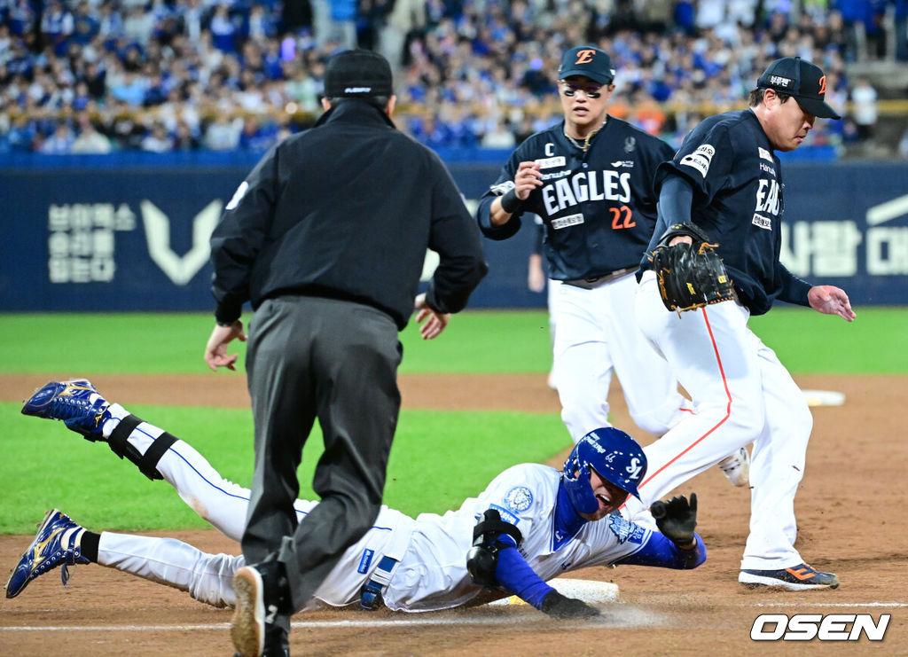 21일 대구 삼성라이온즈파크에서 ‘2025 신한 SOL Bank KBO리그’ 포스트시즌 플레이오프 3차전 삼성 라이온즈와 한화 이글스의 경기가 열렸다.홈팀 삼성은 아리엘 후라도, 방문팀 한화는 류현진을 선발로 내세웠다.4회말 1사 주자없는 상황 삼성 구자욱이 내야 안타를 치고 1루에 헤드 퍼스트 슬라이딩 해 세이프되고 있다. 2025.10.21 / dreamer@osen.co.kr