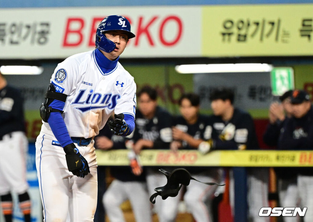 21일 대구 삼성라이온즈파크에서 2025 신한 SOL Bank KBO리그 포스트시즌 플레이오프 3차전 삼성 라이온즈와 한화 이글스의 경기가 열렸다.홈팀 삼성은 후라도, 방문팀 한화는 류현진을 선발로 내세웠다.7회말 2사 3루 삼성 구자욱이 볼넷으로 출루하고 있다. 2025.10.21 /cej@osen.co.kr