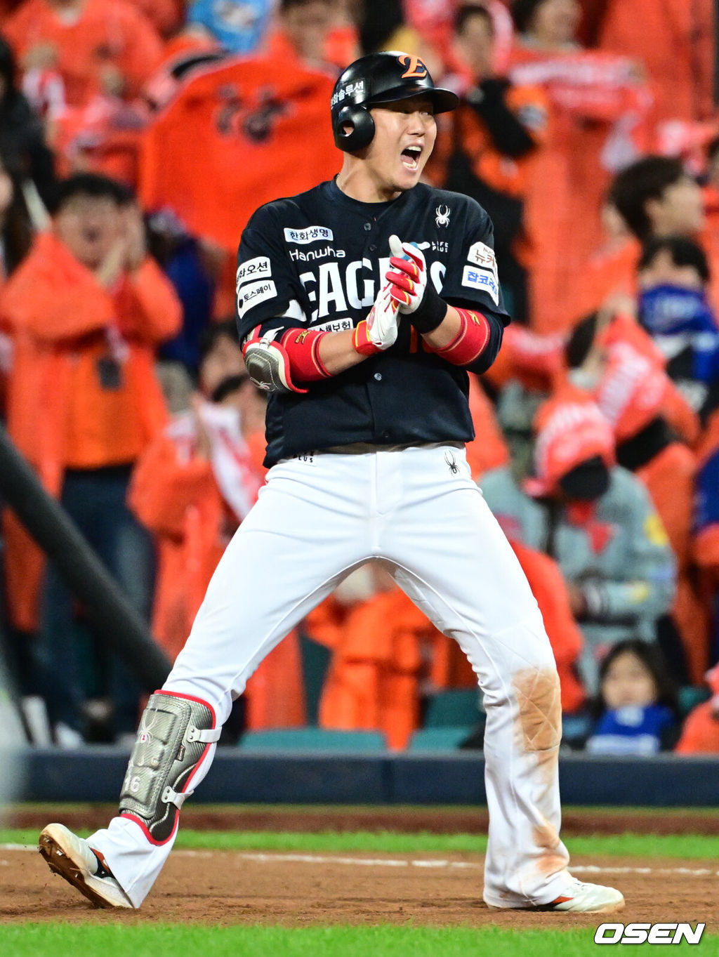 21일 대구 삼성라이온즈파크에서 2025 신한 SOL Bank KBO리그 포스트시즌 플레이오프 3차전 삼성 라이온즈와 한화 이글스의 경기가 열렸다.홈팀 삼성은 후라도, 방문팀 한화는 류현진을 선발로 내세웠다.8회초 1사 1루에서 한화 하주석이 안타를 날린 뒤 기뻐하고 있다. 2025.10.21 /cej@osen.co.kr