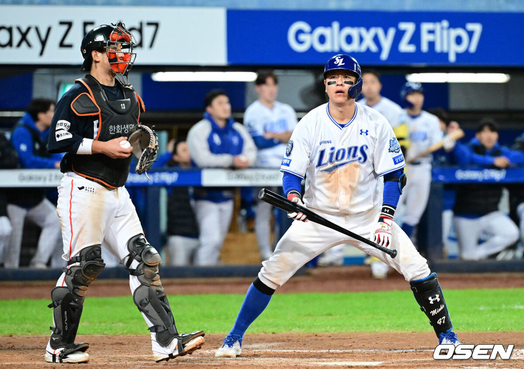 21일 대구 삼성라이온즈파크에서 ‘2025 신한 SOL Bank KBO리그’ 포스트시즌 플레이오프 3차전 삼성 라이온즈와 한화 이글스의 경기가 열렸다.홈팀 삼성은 아리엘 후라도, 방문팀 한화는 류현진을 선발로 내세웠다.8회말 2사 2루 상황 삼성 강민호가 한화 투수 문동주의 공에 삼진을 당하며 아쉬워하고 있다. 2025.10.21 / dreamer@osen.co.kr