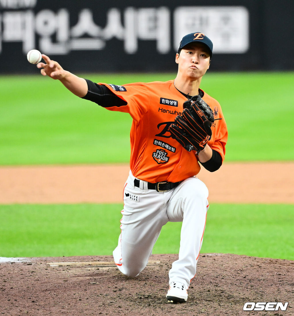 19일 오후 대전 한화생명볼파크에서 2025 신한 SOL Bank KBO리그 포스트시즌 플레이오프 2차전 한화 이글스와 삼성 라이온즈의 경기가 열렸다.한화는 라이언 와이스, 삼성은 최원태를 선발 투수로 내세웠다.9회초 1사에서 한화 엄상백이 마운드에 올라 역투하고 있다. 2025.10.19 /jpnews@osen.co.kr