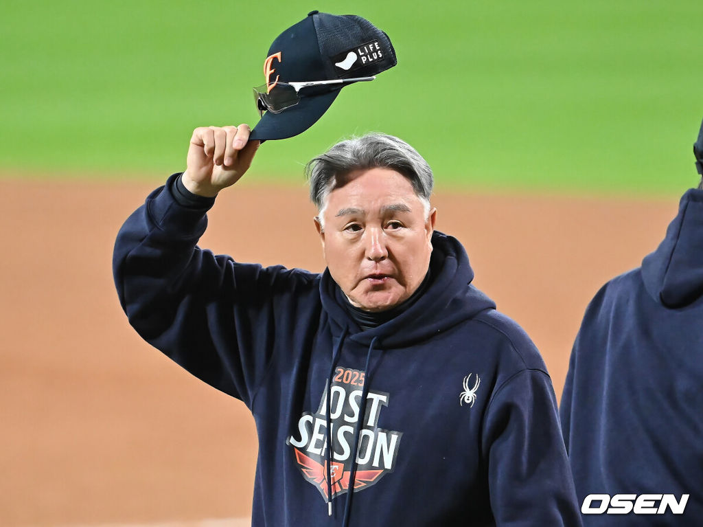 21일 대구 삼성라이온즈파크에서 2025 신한 SOL뱅크 KBO 플레이오프 삼성 라이온즈와 한화 이글스의 3차전 경기가 열렸다. 홈팀 삼성은 후라도가, 방문팀 한화는 류현진이 선발 투수로 출전했다.한화 이글스 김경문 감독이 삼성 라이온즈에 5-4로 승리한 후 팬들에게 인사를 하고 있다. 2025.10.21 / foto0307@osen.co.kr