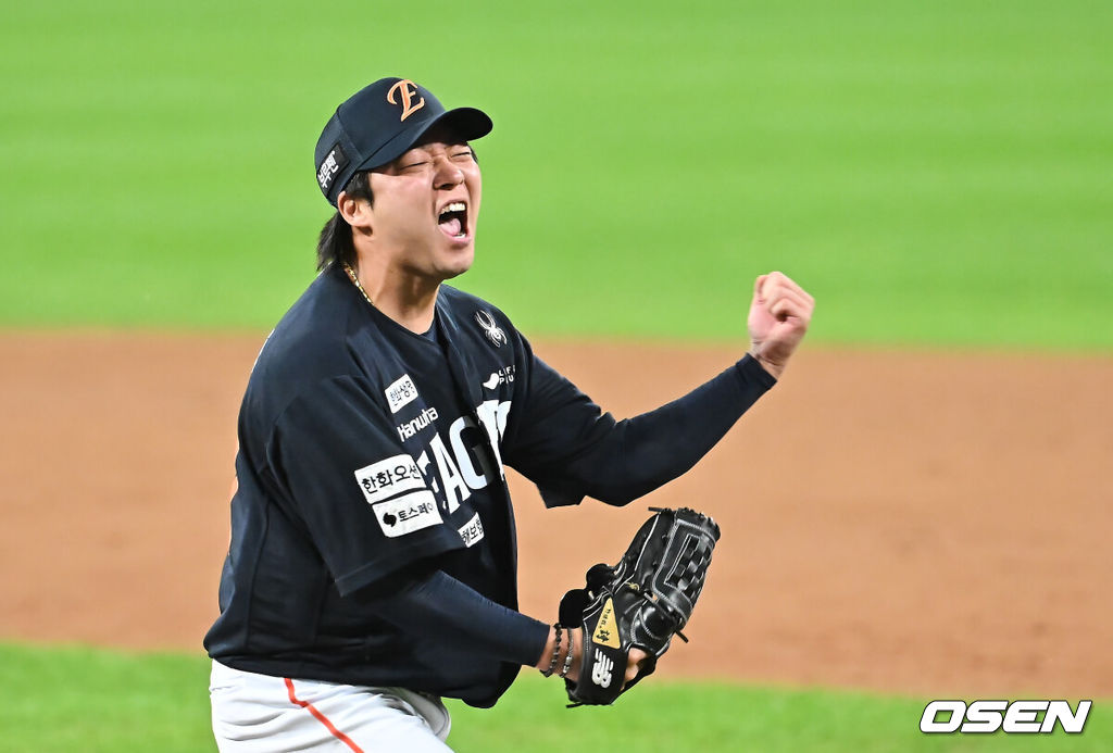 21일 대구 삼성라이온즈파크에서 2025 신한 SOL뱅크 KBO 플레이오프 삼성 라이온즈와 한화 이글스의 3차전 경기가 열렸다. 홈팀 삼성은 후라도가, 방문팀 한화는 류현진이 선발 투수로 출전했다.한화 이글스 김범수가 5회말 2사 1루 삼성 라이온즈 디아즈를 2루수 땅볼로 잡고 포효하고 있다. 2025.10.21 / foto0307@osen.co.kr