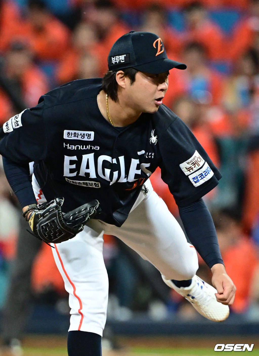 21일 대구 삼성라이온즈파크에서 2025 신한 SOL Bank KBO리그 포스트시즌 플레이오프 3차전 삼성 라이온즈와 한화 이글스의 경기가 열렸다.홈팀 삼성은 후라도, 방문팀 한화는 류현진을 선발로 내세웠다.5회말 한화 김범수가 역투하고 있다. 2025.10.21 /cej@osen.co.kr