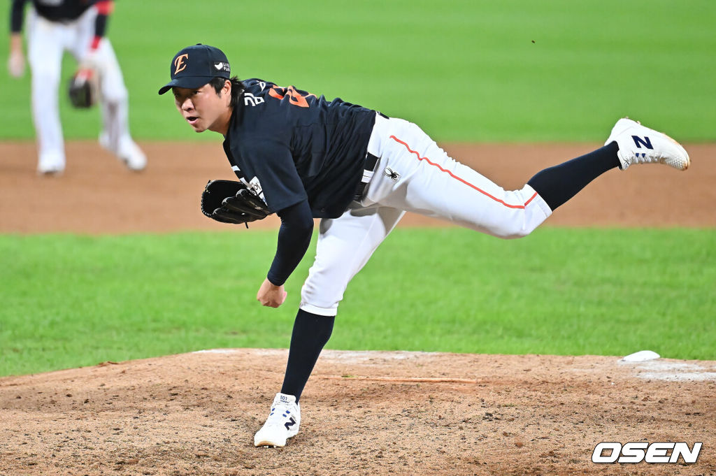 21일 대구 삼성라이온즈파크에서 2025 신한 SOL뱅크 KBO 플레이오프 삼성 라이온즈와 한화 이글스의 3차전 경기가 열렸다. 홈팀 삼성은 후라도가, 방문팀 한화는 류현진이 선발 투수로 출전했다.한화 이글스 김범수가 역투하고 있다. 2025.10.21 / foto0307@osen.co.kr