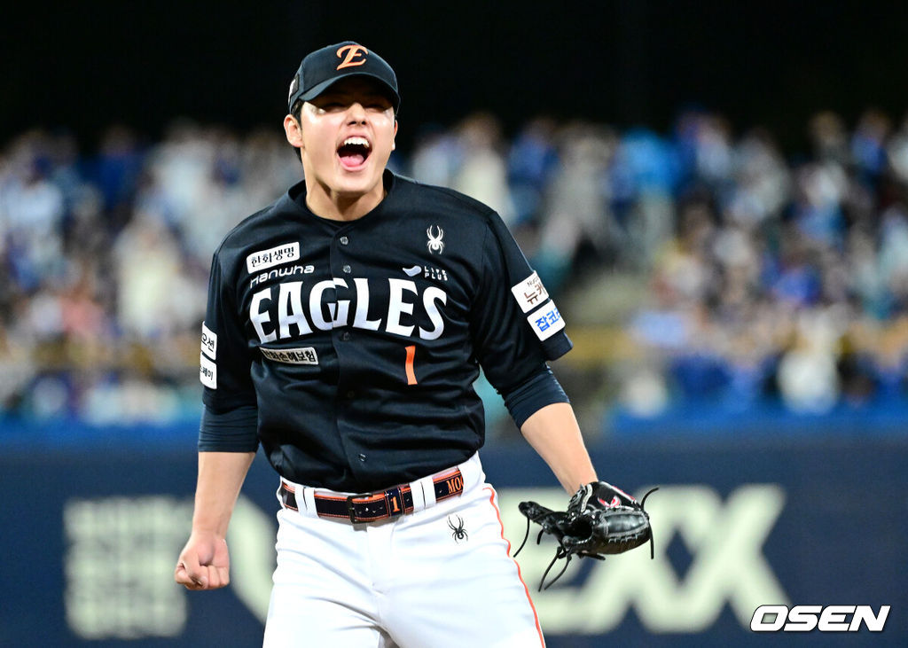 21일 대구 삼성라이온즈파크에서 ‘2025 신한 SOL Bank KBO리그’ 포스트시즌 플레이오프 3차전 삼성 라이온즈와 한화 이글스의 경기가 열렸다.이날 경기는 한화가 접전 끝에 5-4로 승리하며 한국시리즈 진출까지 1승을 남겼다. 경기를 마치고 승리한 한화 문동주가 기뻐하고 있다. 2025.10.21 / dreamer@osen.co.kr