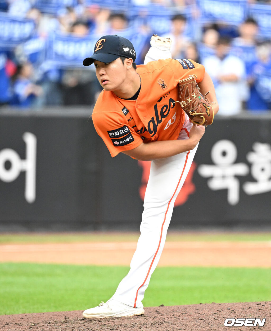 19일 오후 대전 한화생명볼파크에서 2025 신한 SOL Bank KBO리그 포스트시즌 플레이오프 2차전 한화 이글스와 삼성 라이온즈의 경기가 열렸다.한화는 라이언 와이스, 삼성은 최원태를 선발 투수로 내세웠다.5회초 한화 정우주가 역투하고 있다. 2025.10.19 /sunday@osen.co.kr