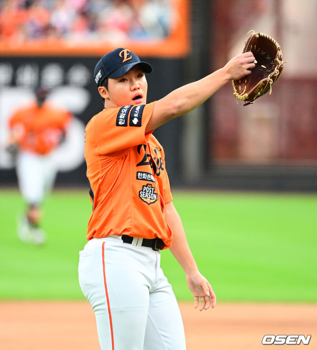 19일 오후 대전 한화생명볼파크에서 2025 신한 SOL Bank KBO리그 포스트시즌 플레이오프 2차전 한화 이글스와 삼성 라이온즈의 경기가 열렸다.한화는 라이언 와이스, 삼성은 최원태를 선발 투수로 내세웠다.5회초 2사 만루의 위기를 넘긴 한화 정우주가 더그아웃으로 향하고 있다. 2025.10.19 /jpnews@osen.co.kr