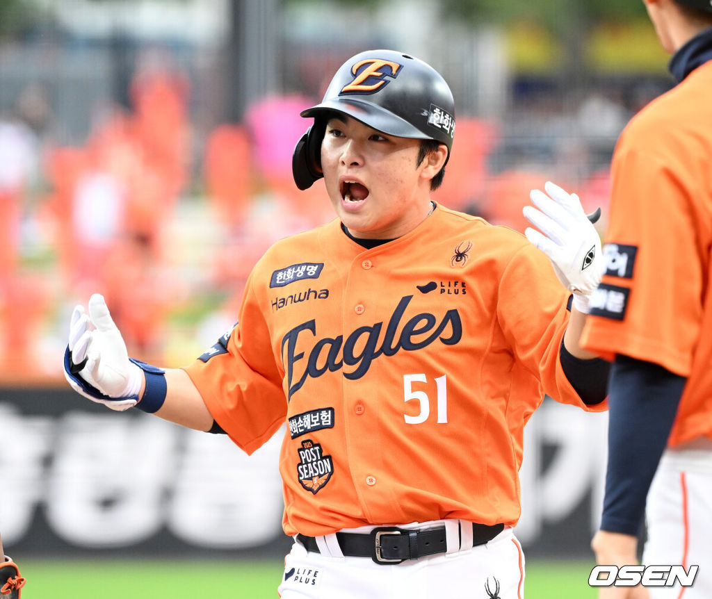 18일 오후 대전 한화생명볼파크에서 2025 신한 SOL Bank KBO리그 포스트시즌 플레이오프 1차전 한화 이글스와 삼성 라이온즈의 경기가 열렸다.한화는 폰세, 삼성은 가라비토를 선발 투수로 내세웠다.4회말 1사 1루에서 한화 문현빈이 좌중간 안타를 치고 환호하고 있다. 2025.10.18 /sunday@osen.co.kr