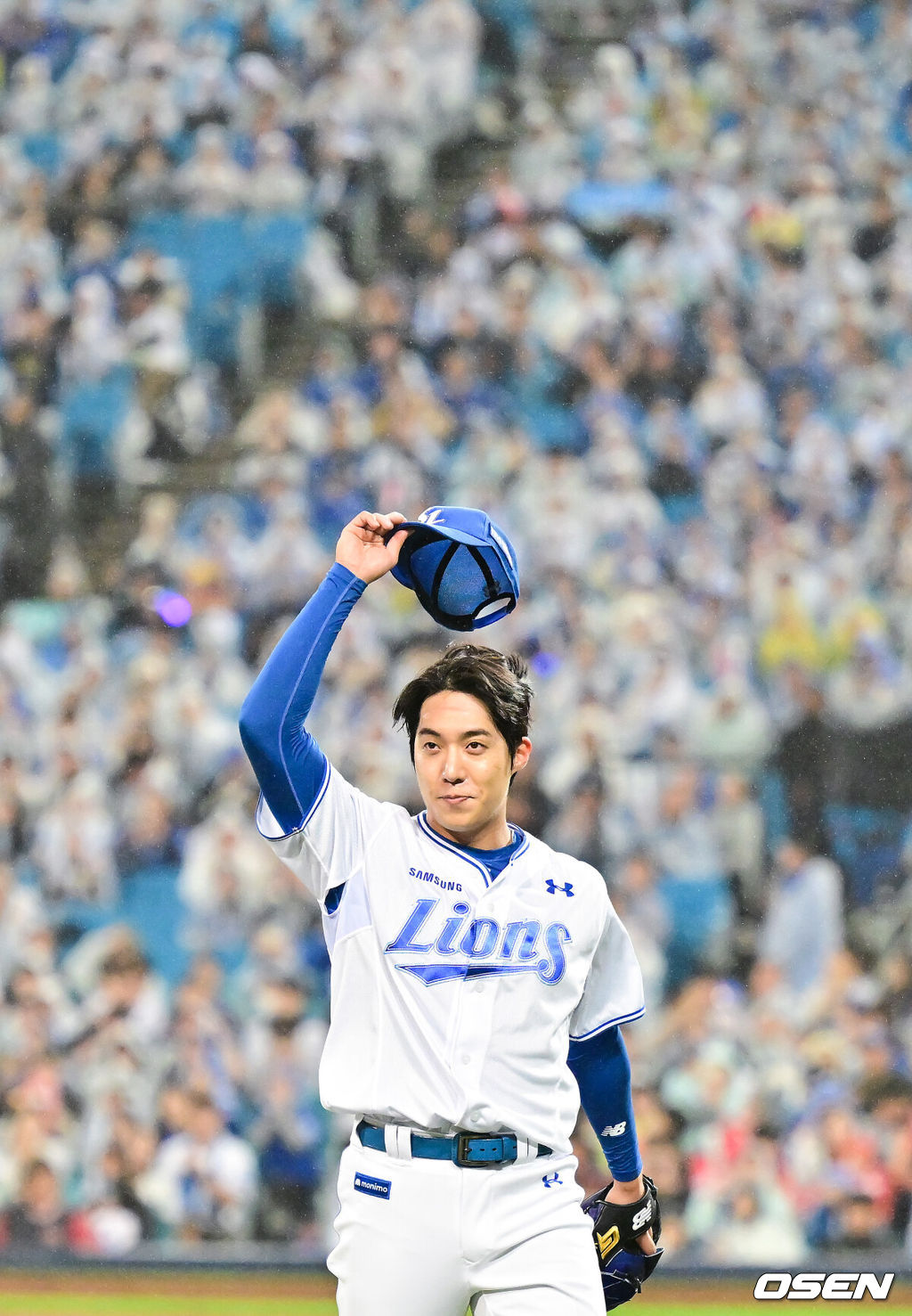 13일 대구 삼성라이온즈파크에서 ‘2025 신한 SOL뱅크 KBO리그’ 준플레이오프(5전 3선승제) 3차전 삼성 라이온즈와 SSG 랜더스의 경기가 열렸다삼성은 원태인, 방문팀 SSG은 드류 앤더슨을 선발로 내세웠다.7회초 삼성 선발투수 원태인이 교체되며 팬들에게 인사를 하고 있다.   2025.10.13 / soul1014@osen.co.kr