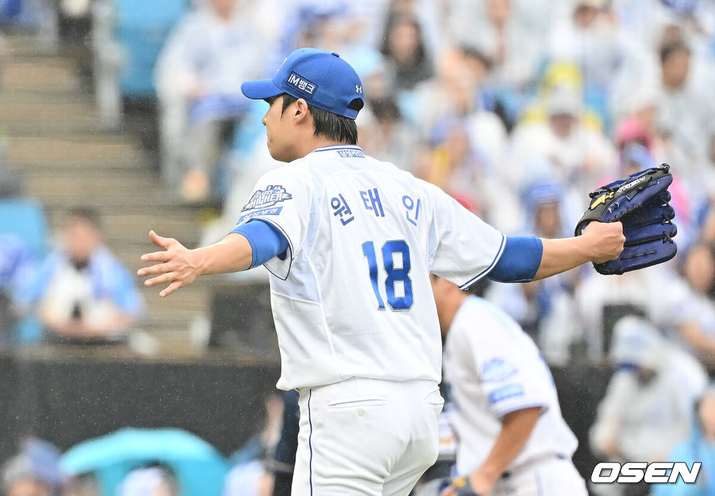 7일 대구 삼성라이온즈파크에서 2025 신한 SOL뱅크 KBO 와일드카드 결정전 삼성 라이온즈와 NC 다이노스의 경기가 열렸다. 홈팀 삼성은 로건이 방문팀 NC는 원태인이 선발 투수로 출전했다.삼성 라이온즈 선발투수 원태인이 3회초 2사 NC 다이노스 최원준을 중견수 플라이로 잡고 두팔을 벌려 환호하고 있다. 2025.10.07 / foto0307@osen.co.kr