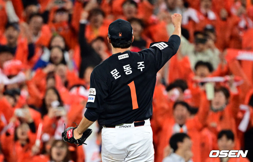 프로야구 한화 이글스 투수 문동주(22)가 구원으로 나와 또 한화를 구했다. 6회부터 9회까지 4이닝을 삭제하며 슈퍼 세이브로 삼성 강타선을 잠재웠다.문동주는 21일 대구삼성라이온즈파크에서 열린 2025 신한 SOL Bank KBO리그 포스트시즌 플레이오프(PO·5전3선승제) 3차전에 6회 구원 등판, 4이닝 2피안타 1볼넷 6탈삼진 무실점으로 막고 한화의 5-4 승리에 기여했다. 승리 투수가 됐다. 한화는 시리즈 전적 2승1패 리드. 한화 문동주가 승리를 기뻐하고 있다. 2025.10.21 /cej@osen.co.kr