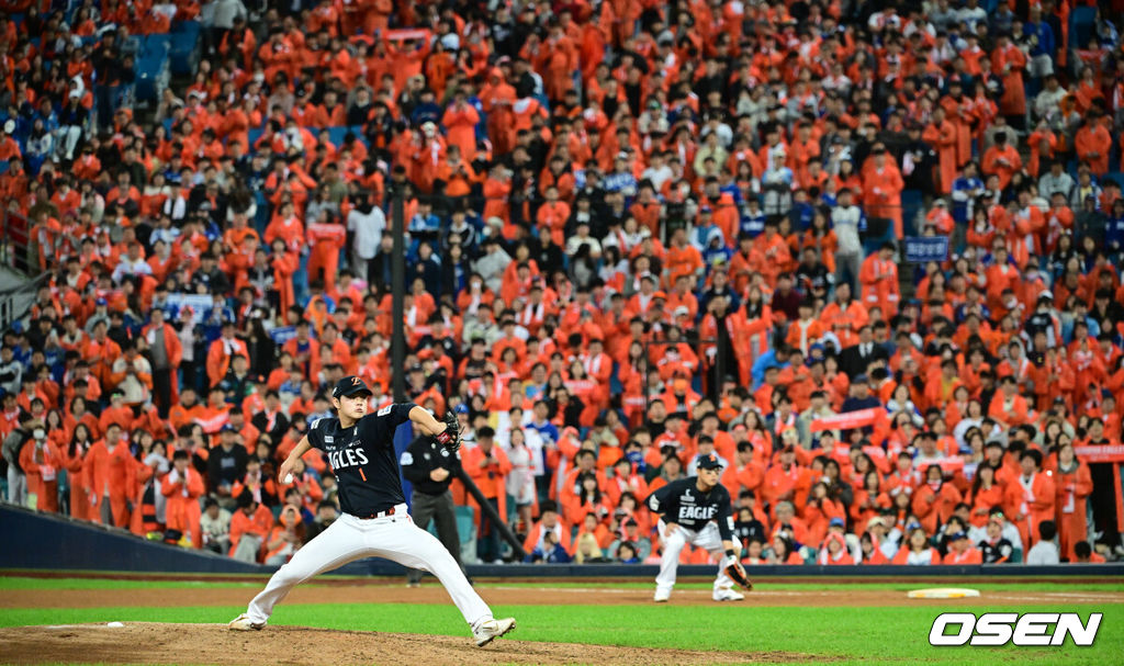 21일 대구 삼성라이온즈파크에서 2025 신한 SOL Bank KBO리그 포스트시즌 플레이오프 3차전 삼성 라이온즈와 한화 이글스의 경기가 열렸다.홈팀 삼성은 후라도, 방문팀 한화는 류현진을 선발로 내세웠다.9회말 한화 문동주가 역투하고 있다. 2025.10.21 /cej@osen.co.kr