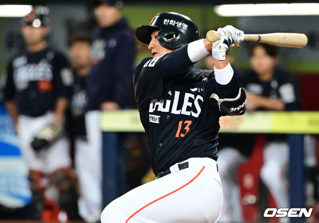 21일 대구 삼성라이온즈파크에서 2025 신한 SOL Bank KBO리그 포스트시즌 플레이오프 3차전 삼성 라이온즈와 한화 이글스의 경기가 열렸다.홈팀 삼성은 후라도, 방문팀 한화는 류현진을 선발로 내세웠다.7회초 한화 선두타자 최재훈이 안타를 날리고 있다. 2025.10.21 /cej@osen.co.kr