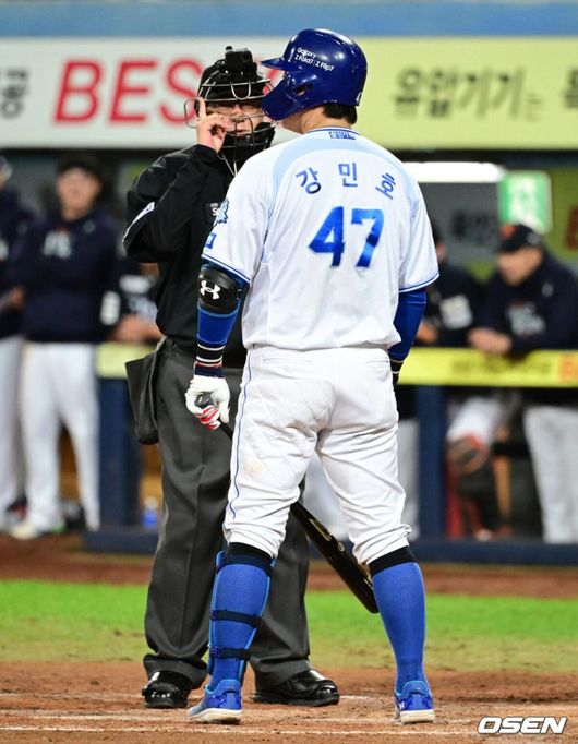 강민호에게 피치 클락 위반이 선언되고 있다. 2025.10.21 /cej@osen.co.kr