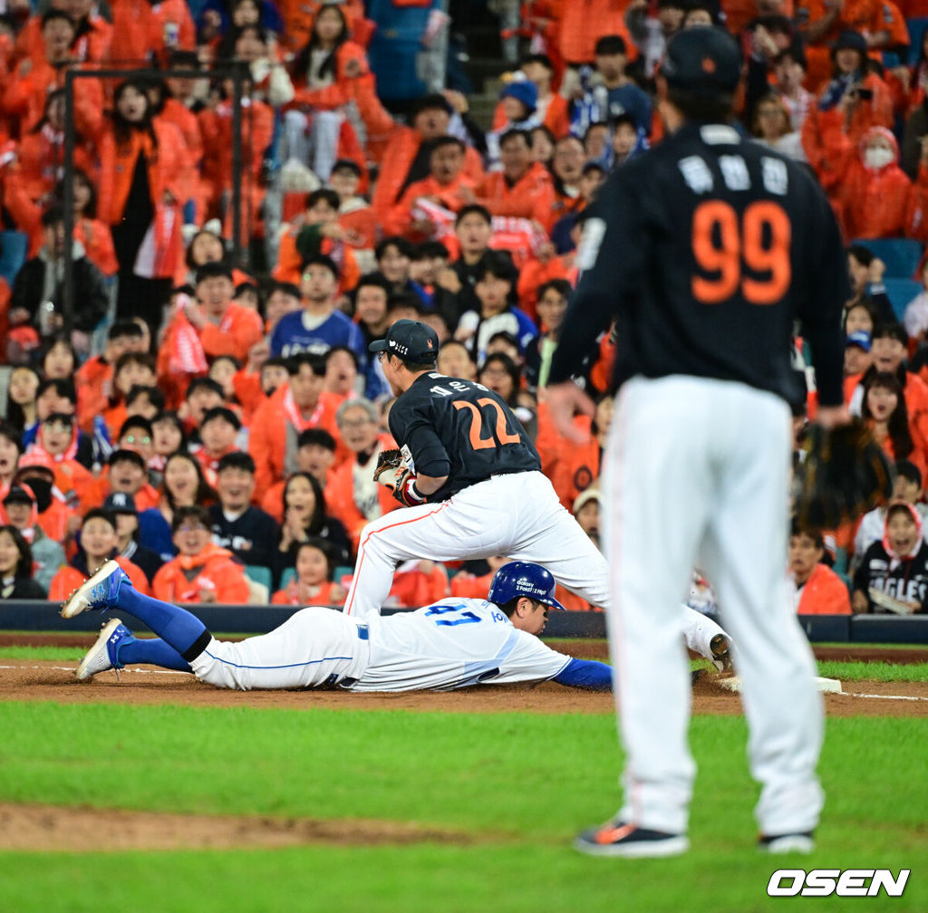 21일 대구 삼성라이온즈파크에서 2025 신한 SOL Bank KBO리그 포스트시즌 플레이오프 3차전 삼성 라이온즈와 한화 이글스의 경기가 열렸다.홈팀 삼성은 후라도, 방문팀 한화는 류현진을 선발로 내세웠다.3회말 무사 1루에서 삼성 류지혁의 외야 뜬공 때 삼성 강민호가 포스아웃 당하고 있다. 2025.10.21 /cej@osen.co.kr