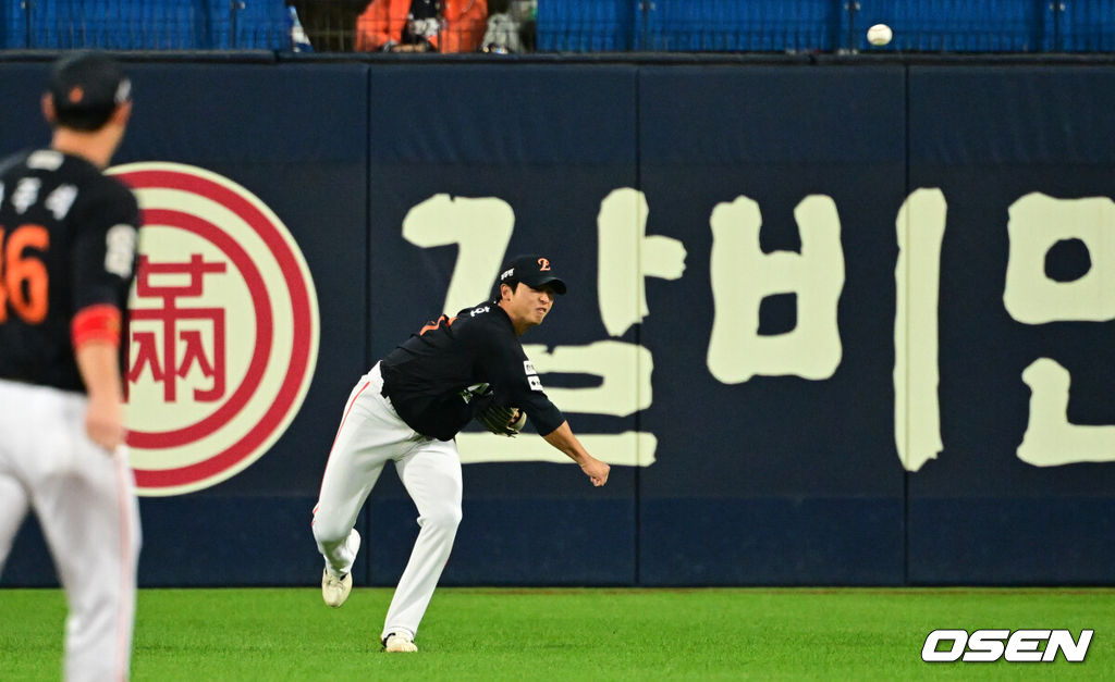 21일 대구 삼성라이온즈파크에서 2025 신한 SOL Bank KBO리그 포스트시즌 플레이오프 3차전 삼성 라이온즈와 한화 이글스의 경기가 열렸다.홈팀 삼성은 후라도, 방문팀 한화는 류현진을 선발로 내세웠다.3회말 무사 1루 한화 우익수 최인호가 류지혁의 외야 플라이를 포구, 아웃처리한 뒤 1루로 송구하며 강민호 아웃까지 연결시키고 있다. 2025.10.21 /cej@osen.co.kr