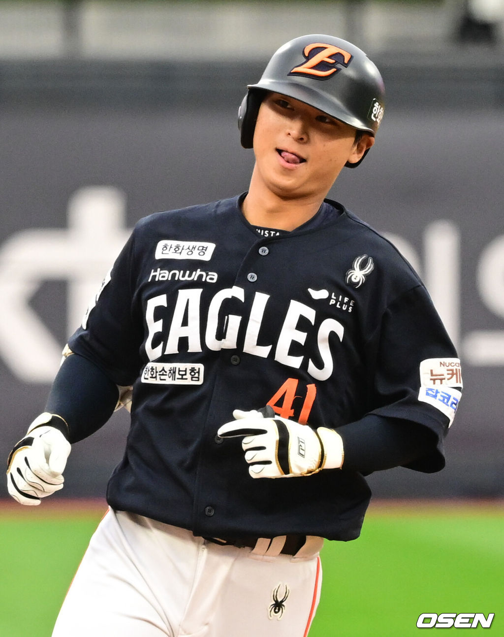 1회초 무사 2,3루 한화 최인호가 KT 오원석을 상대로 선제 3점 홈런을 날린 뒤 베이스를 돌고 있다. 2025.10.03 /cej@osen.co.kr