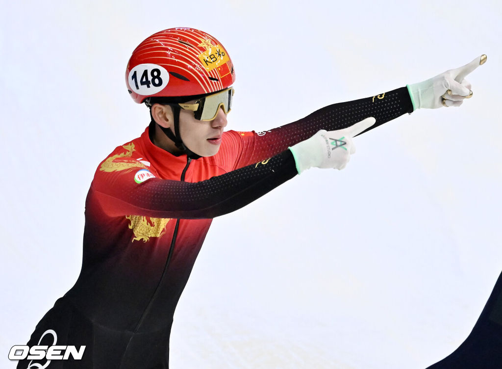 11일 서울 목동 아이스링크에서 '2023 KB금융 국제빙상경기연맹(ISU) 쇼트트랙 세계선수권대회' 본선 경기가 진행됐다.남자 계주 5000m 준결승전에서 린샤오쥔(한국명 임효준)이 조 2위로 결승점을 통과하며 세리머니를 하고 있다. 2023.03.11 / rumi@osen.co.kr