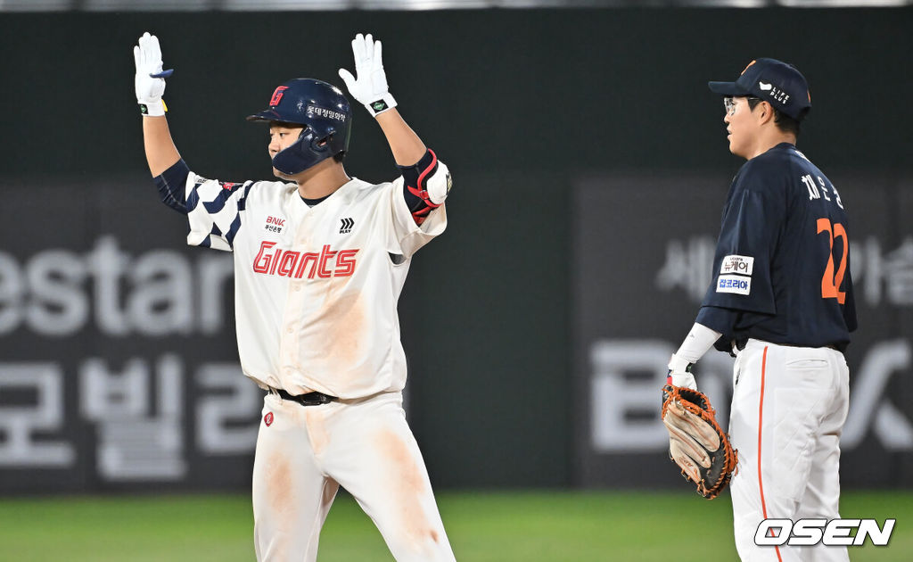 10일 부산 사직야구장에서 2025 신한 SOL 뱅크 KBO 리그 롯데 자이언츠와 한화 이글스의 경기가 열렸다. 홈팀 롯데는 감보아가, 방문팀 한화는 류현진이 선발 출전했다.롯데 자이언츠 손호영이 5회말 중견수 뒤 2루타를 치고 세리머니를 하고 있다. 2025.09.10 / foto0307@osen.co.kr
