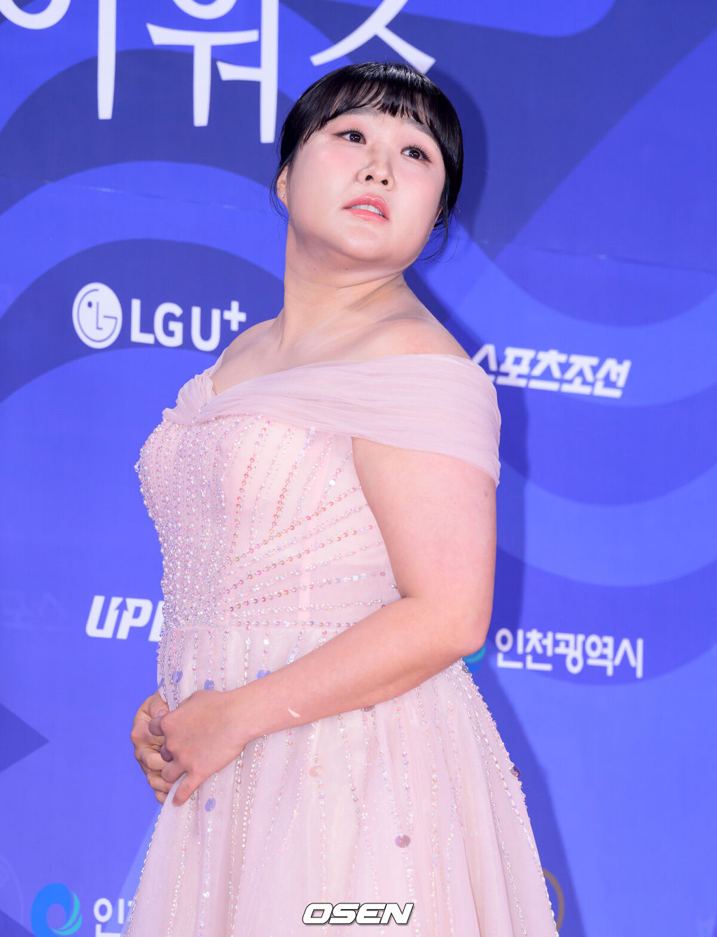 제4회 청룡시리즈어워즈 레드카펫 및 포토월 행사가 18일 인천 파라다이스시티에서 열렸다.청룡시리즈어워즈는 2022년 대한민국 최초로 시도된 오리지널 스트리밍 시리즈를 대상으로 하는 시상식이다. 사회는 전현무와 임윤아로 4년 연속 호흡을 맞춘다.개그우먼 이수지가 레드카펫을 밟고 있다. 2025.07.18 /sunday@osen.co.kr  